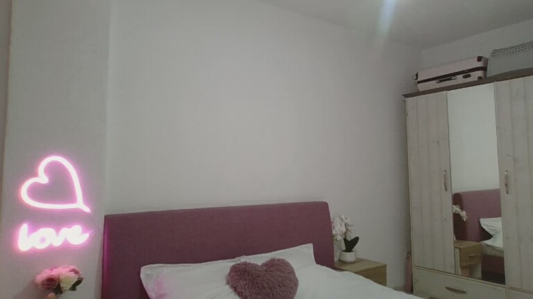 EMYILIA's Streamate show and profile